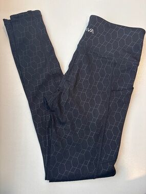 Brand new Kiava Black Hexagon 28” size small